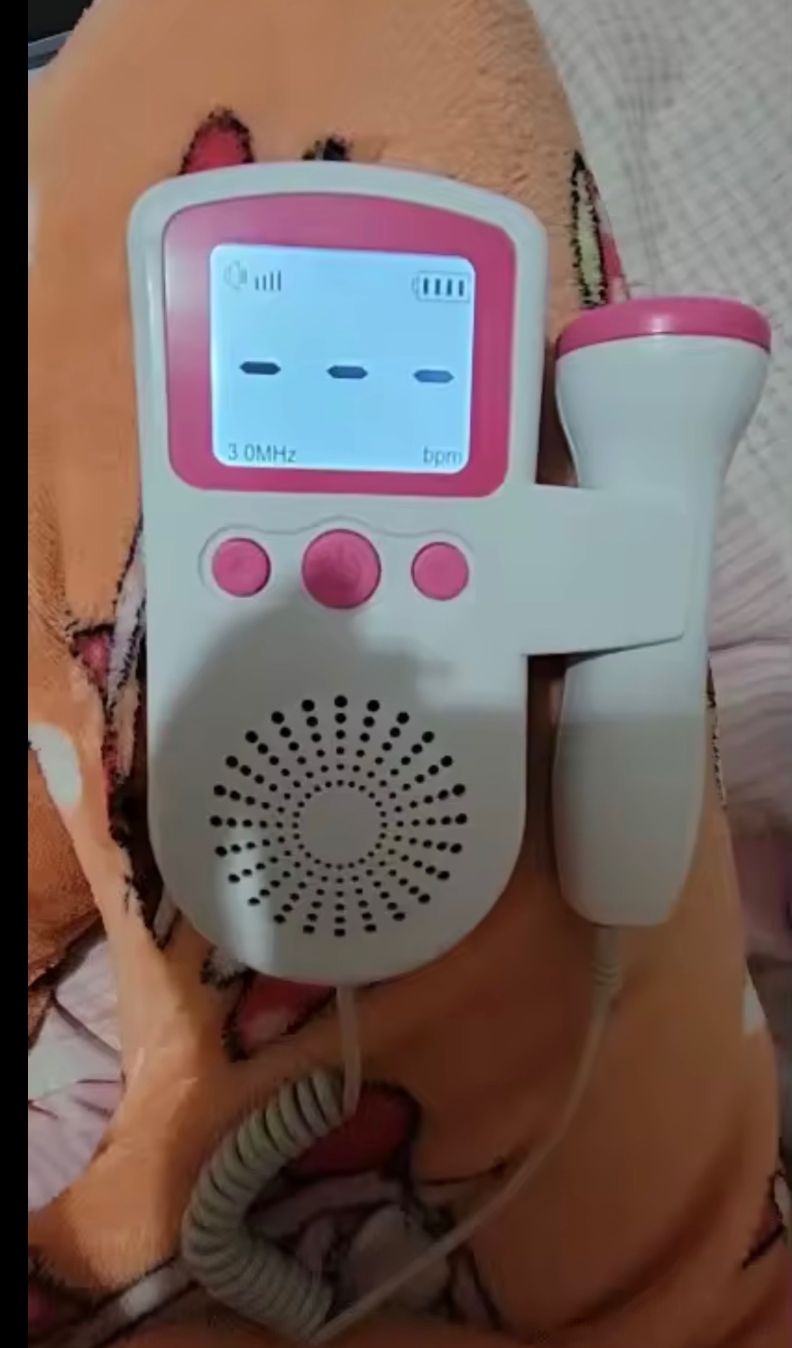 Bébé Doppler rose posé sur le ventre d'une future maman