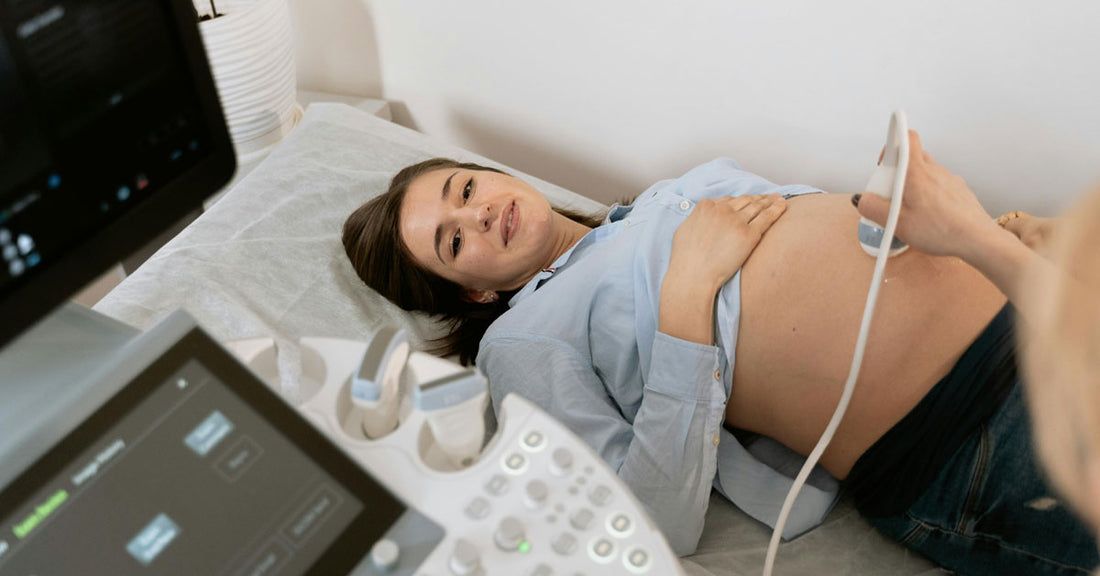 Femme enceinte qui passe une échographie